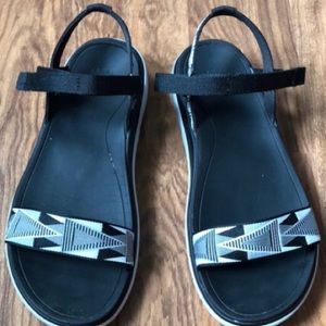 WOMENS TEVA SANDALS SIZE 7. Excellent condition!
